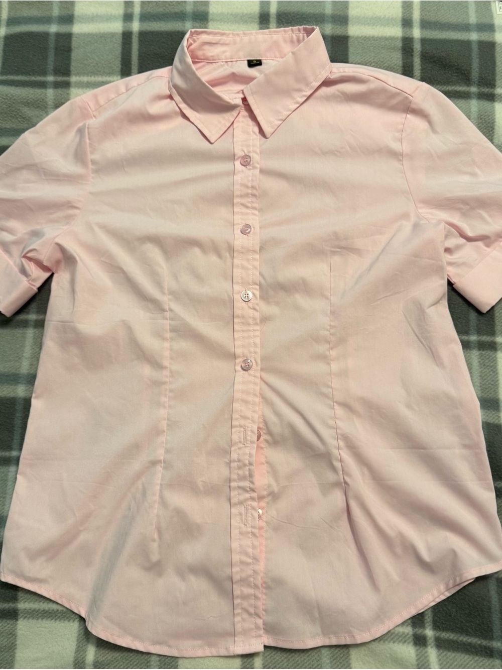 Classic Men's Short-Sleeve Button-Up Shirt in Light Pink